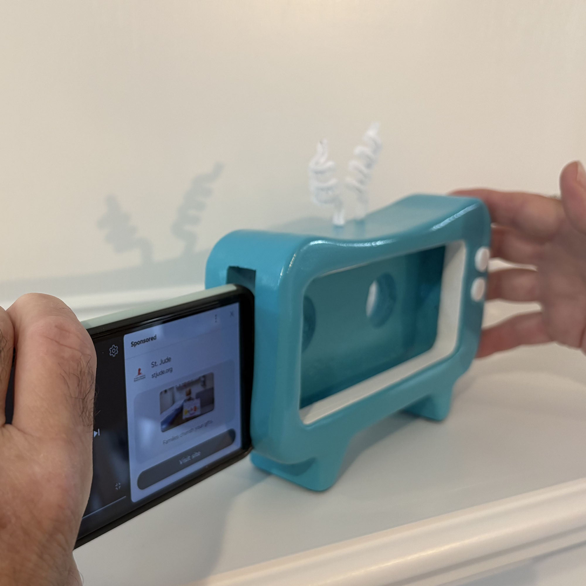 Turn Your Smart Phones into a Retro Tv